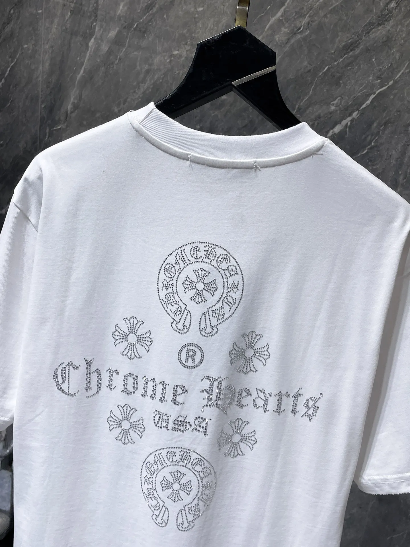 P166 New Chrome Hearts 25ss for summer. High-weight, environmentally friendly and high-quality top-grade fabric. 260g~270g. Heavy-duty hot-drilled horseshoes and Sanskrit letters cross short sleeves. Counter synchronization. 1:1 replica version. Recommended colors: black, white, gray. Size: S, M, L, XL.